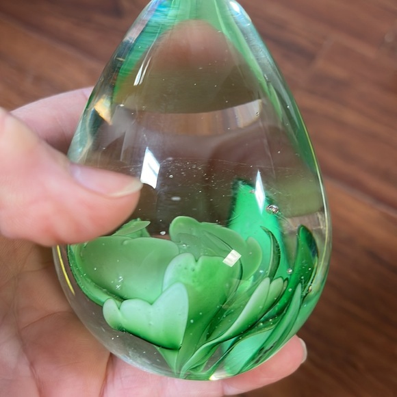 Hand Blown Glass Egg Shaped Paper Weight Green Flower - Picture 17 of 17